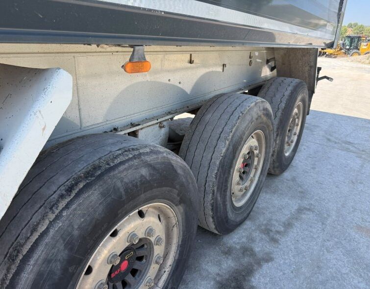 - DAF TRACTOR UNIT AND BENALU SEMI-TRAILER SET